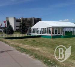Народний депутат Денисенко демонтує намет біля РАЦСу в Чернігові Народний депутат Денисенко демонтує намет біля РАЦСу в Чернігові